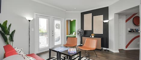 45-吋智慧型電視、數位頻道、Netflix、書籍