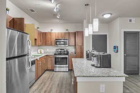 Refrigerador con freezer, microondas, horno, placa de cocina