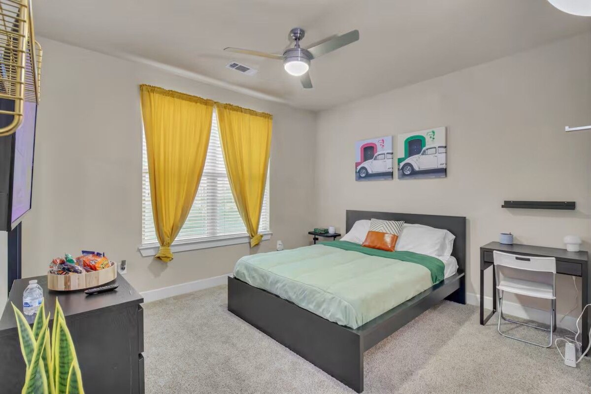 Premium bedding, desk, laptop workspace, free WiFi