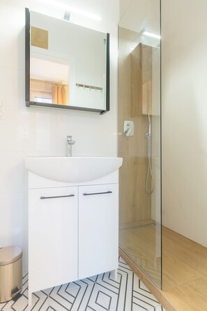 Classic Studio Suite | Bathroom