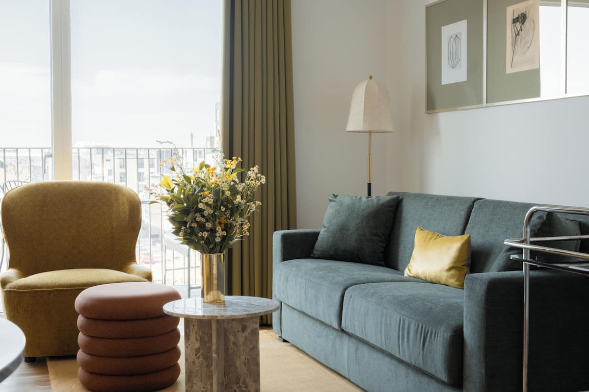 Leilighet – design, 1 soverom | Oppholdsområde | En 43-tommers smart-TV med digitale kanaler samt Netflix