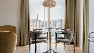 Design-Apartment, 2 Schlafzimmer | Essbereich im Zimmer
