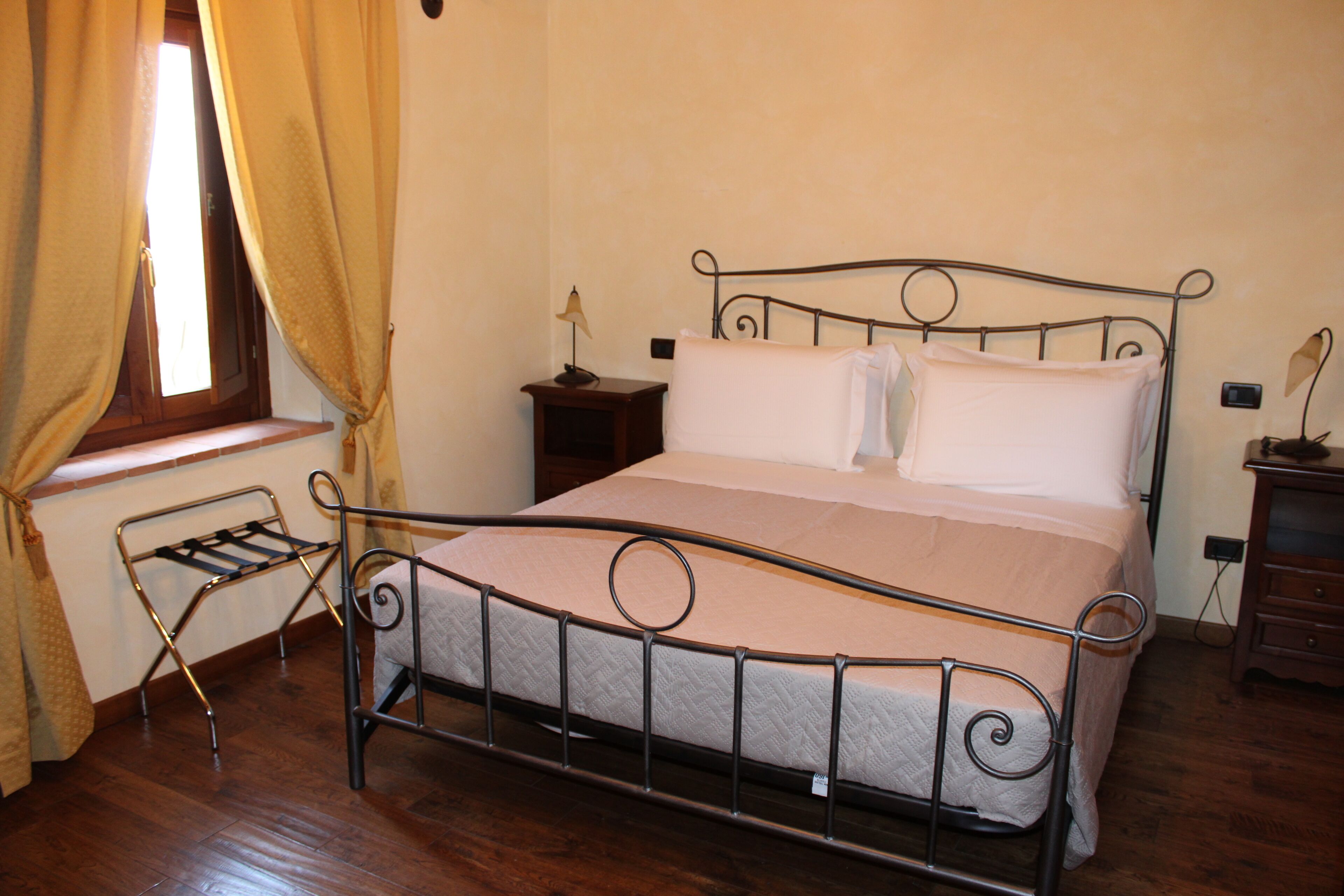 Rom – basic | Dundyner, safe på rommet, skrivebord og sengetøy