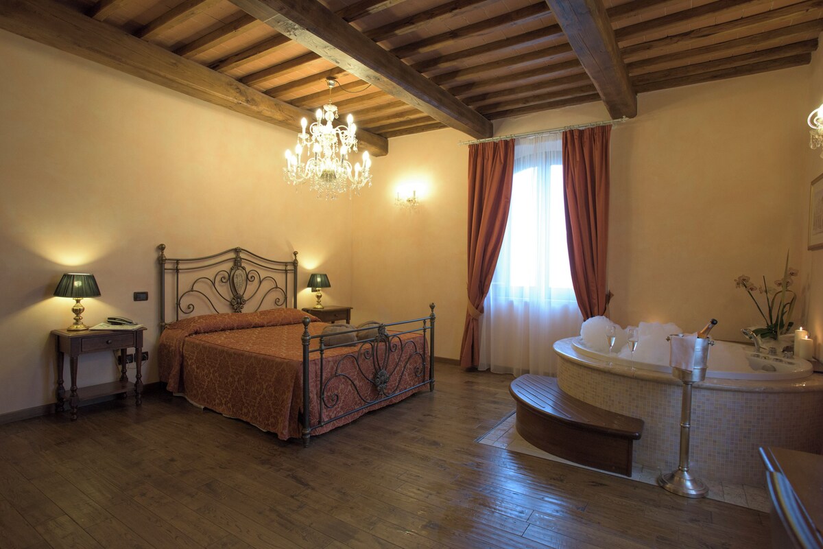 Romantic Room | Gebar bulu kapas, peti besi dalam bilik, meja, cadar katil 