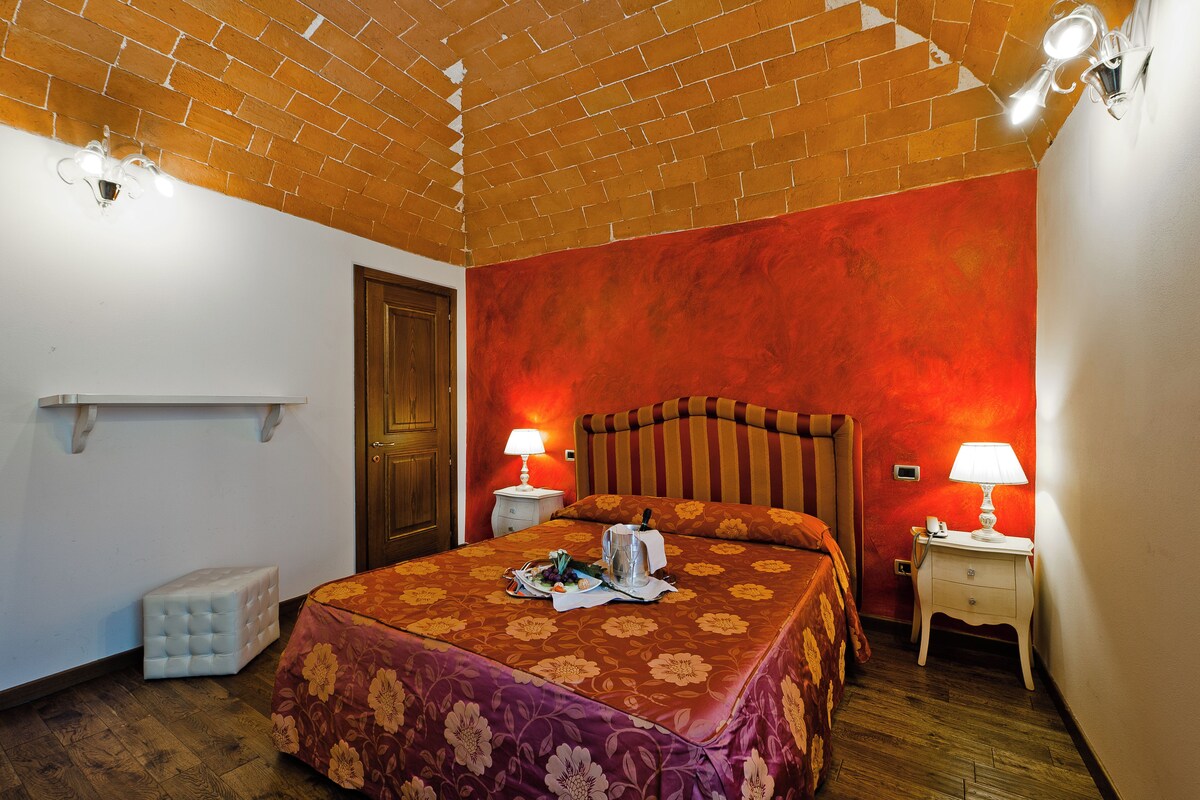 Standard Room | Gebar bulu kapas, peti besi dalam bilik, meja, cadar katil 