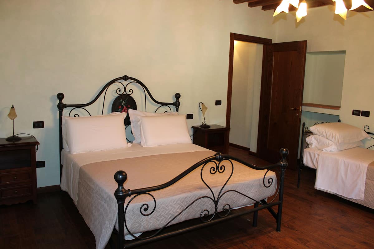 Habitación triple estándar | Edredones de plumas, caja fuerte, escritorio y ropa de cama