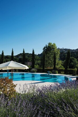 Una piscina al aire libre de temporada