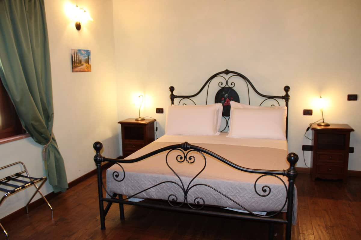 Habitación clásica doble | Edredones de plumas, caja fuerte, escritorio y ropa de cama