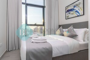 2 bedrooms, in-room safe, iron/ironing board, free WiFi - Bloomfields Grandeur 2BR In Azizi (Dubai)