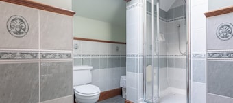 Haworth Village House - Sleeps 6, Parking & Pets!