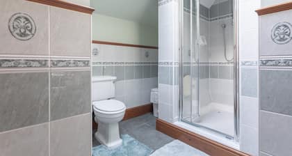Haworth Village House - Sleeps 6, Parking & Pets!