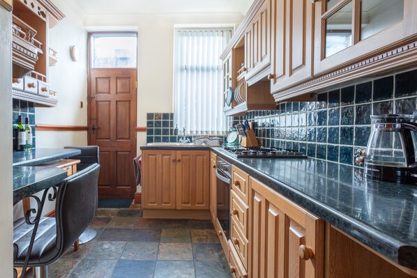 House | Private kitchen | Fridge, microwave, oven, stovetop - Haworth Village House - Sleeps 6, Parking & Pets! (Keighley)