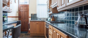 Haworth Village House - Sleeps 6, Parking & Pets!