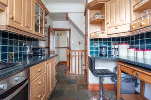 House | Private kitchen | Fridge, microwave, oven, stovetop - Haworth Village House - Sleeps 6, Parking & Pets! (Keighley)