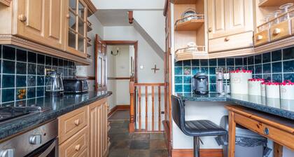 Haworth Village House - Sleeps 6, Parking & Pets!