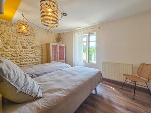 5 bedrooms, iron/ironing board