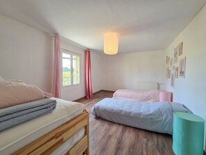 5 bedrooms, iron/ironing board, bed sheets