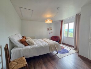 5 bedrooms, iron/ironing board