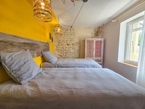 5 bedrooms, iron/ironing board, bed sheets