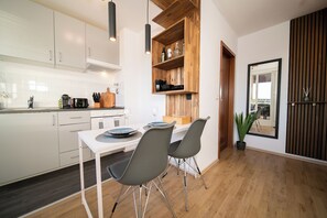 Classic Apartment, Kitchen | In-room dining - Favorite Stays - Neuss Furth (Neuss)