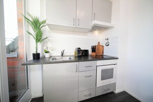 Refrigerador, horno, placa de cocina, cafetera expreso