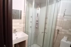 Douche, séchoir à cheveux, serviettes fournies, savon