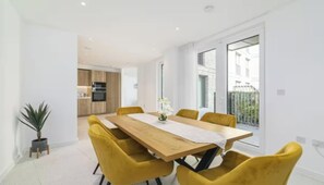 Dining - Elegant & Modern London Flat with Parking & Prime Location (London)