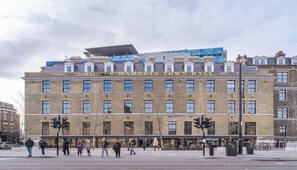 Exterior - Elegant & Modern London Flat with Parking & Prime Location (London)