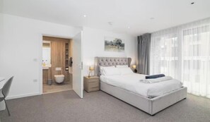 3 bedrooms, desk, iron/ironing board, free WiFi - Elegant & Modern London Flat with Parking & Prime Location (London)