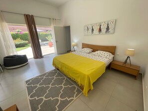 2 chambres, coffre-fort, fer et planche à repasser, lit de bébé portatif