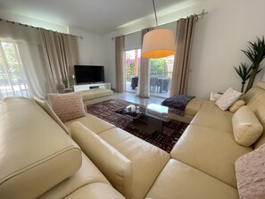 Smart TV, fireplace