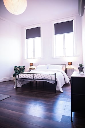 1 bedroom, WiFi, bed sheets - Converted bank: centre of Town (split apartment) (Holmfirth)