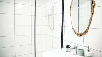 Douche, serviettes fournies, papier toilette