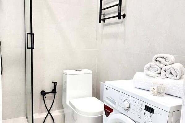 Secador de pelo, bidet, toallas, jabón