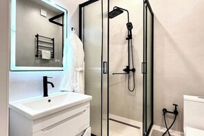 Secador de pelo, bidet, toallas, jabón