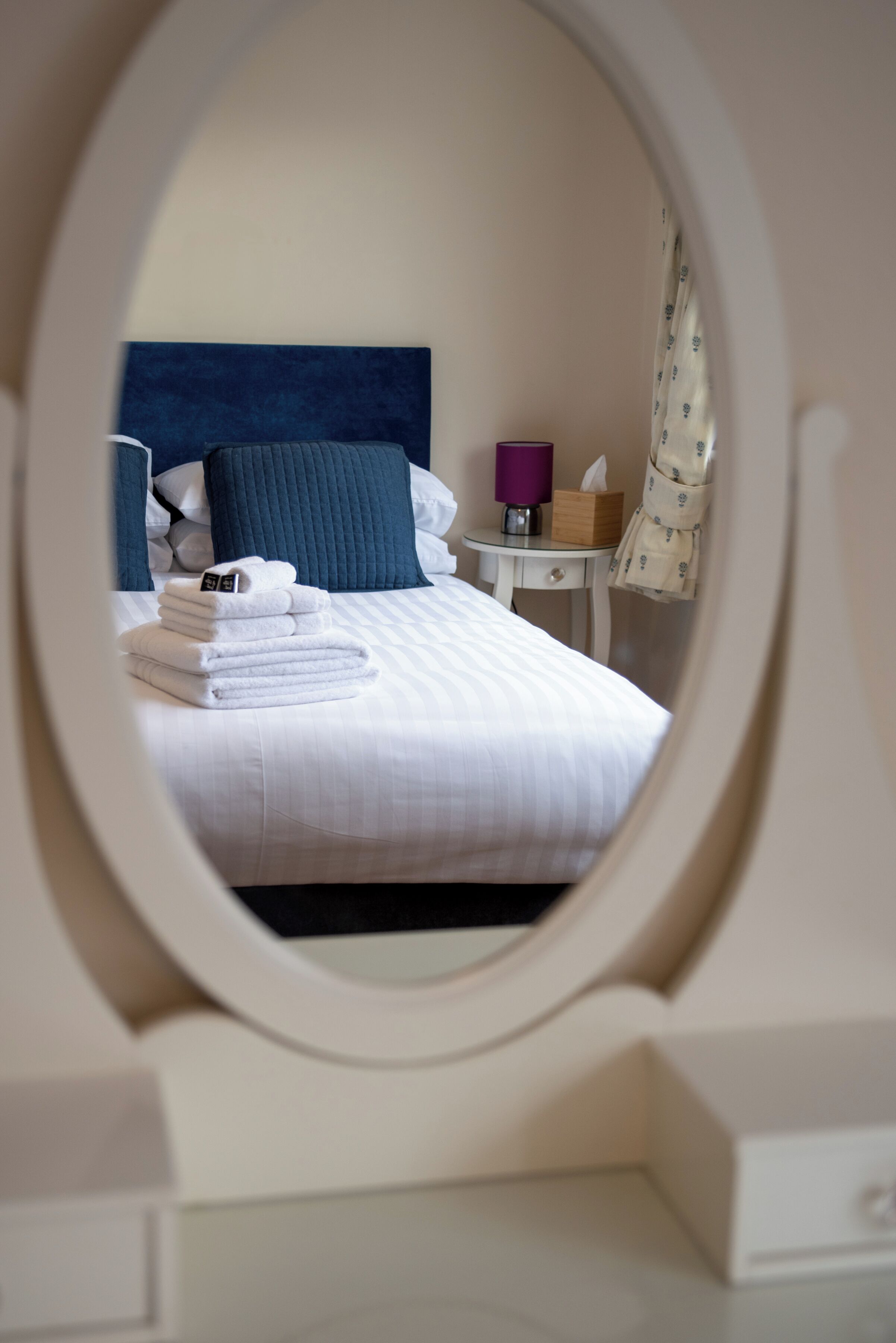 5 chambres, bureau, fer et planche à repasser, lit parapluie