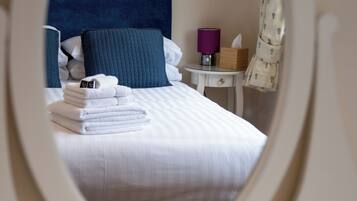 5 chambres, bureau, fer et planche Ă repasser, lit parapluie