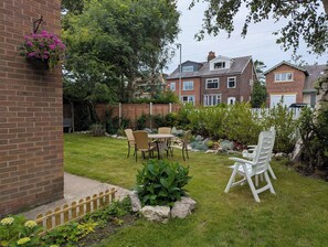 Outdoor dining - Spacious 5-bedroom house in Poulton with garden and parking (Poulton-le-Fylde)