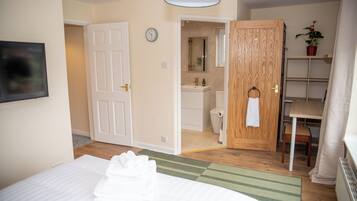 5 bedrooms, desk, iron/ironing board, travel cot