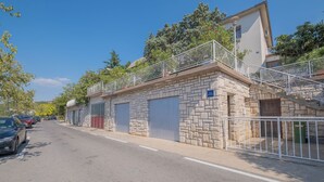 Un edificio de piedra con un balcón, una escalera y un letrero que indica un restaurante.