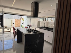 Jääkaappi, mikroaaltouuni, uuni, liesi