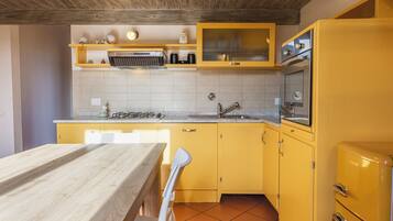 Comfort Apartment | Private kitchen | Fridge, oven, stovetop, cookware/dishes/utensils