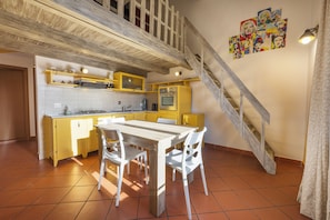 Comfort Apartment | Private kitchen | Fridge, oven, stovetop, cookware/dishes/utensils - Yellow Home by MMega (Florence)