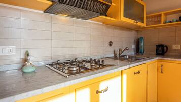Comfort Apartment | Private kitchen | Fridge, oven, stovetop, cookware/dishes/utensils
