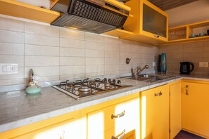 舒适公寓 | 私人厨房 | 冰箱、烤箱、炉灶、厨具/餐具