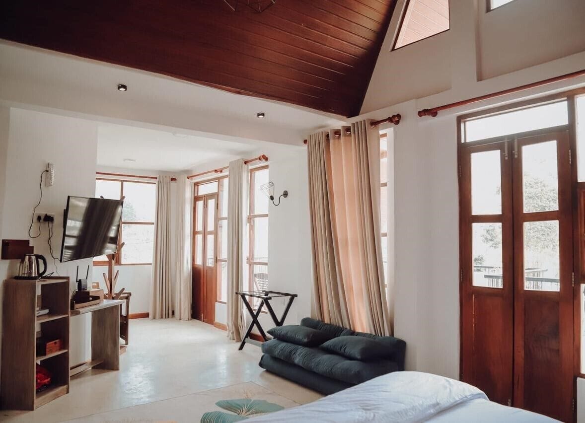 Deluxe dubbelrum | Värdeförvaringsskåp på rummet, skrivbord och arbetsyta för laptop