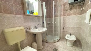 A bathroom with a toilet, sink, and bidet. - Apartman Villa Ljiljana 2 (Jadranovo)