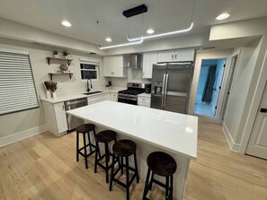 Réfrigérateur, four à micro-ondes, un four, surface de cuisson