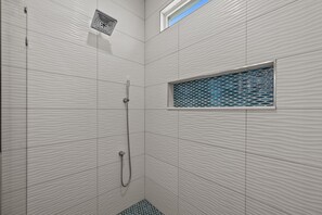 Dusche, Haartrockner, Handtücher, Toilettenpapier