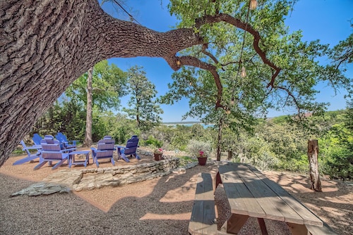 Texas Rose offers direct access to Canyon Lake, stunning views